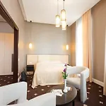 Hotel Ark Palace & 4*