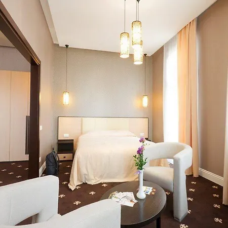 Hotel Ark Palace & 4*